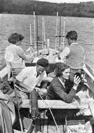 Chemielabor auf einem Boot bei Forschungen 1951. (Foto: Archiv NPPJ)