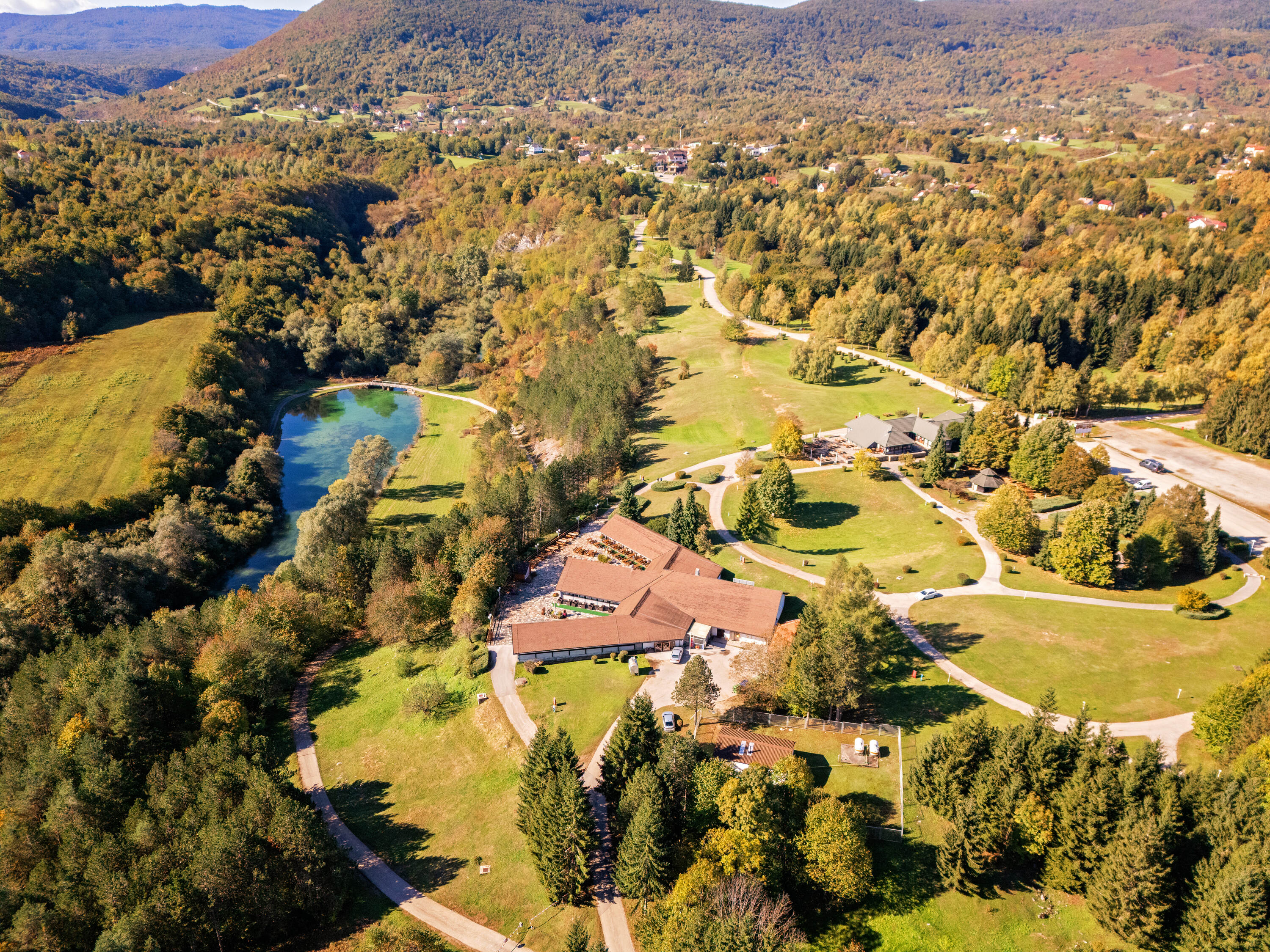 Kamp Korana u blizini Plitvičkih jezera, smješten u zelenilu uz kanjon rijeke Korane.